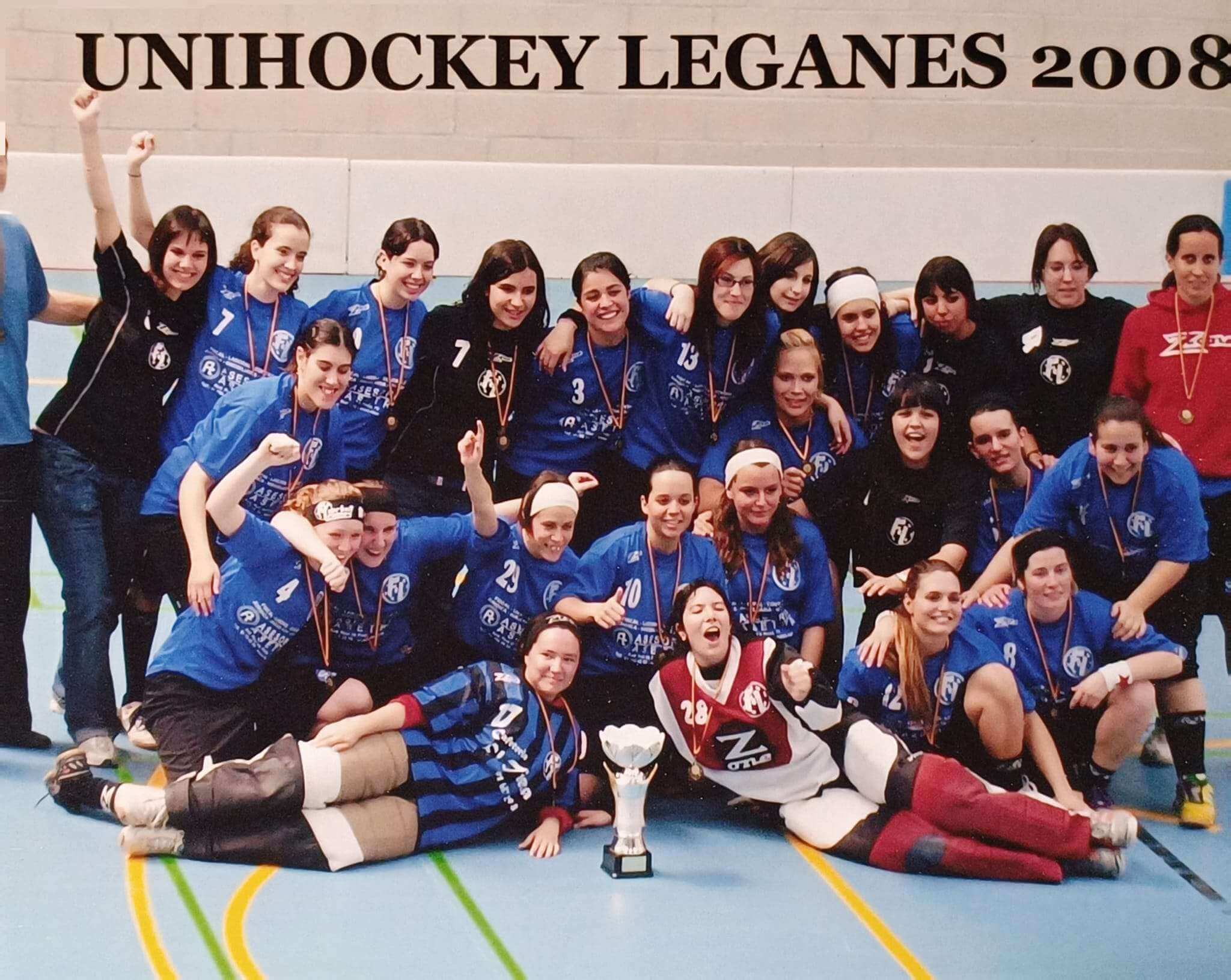 Equipo femenino de Floorball Leganés posando con un trofeo