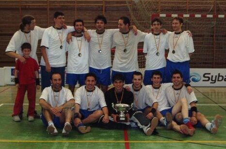 Equipo masculino de Floorball Leganés con trofeo y medallas