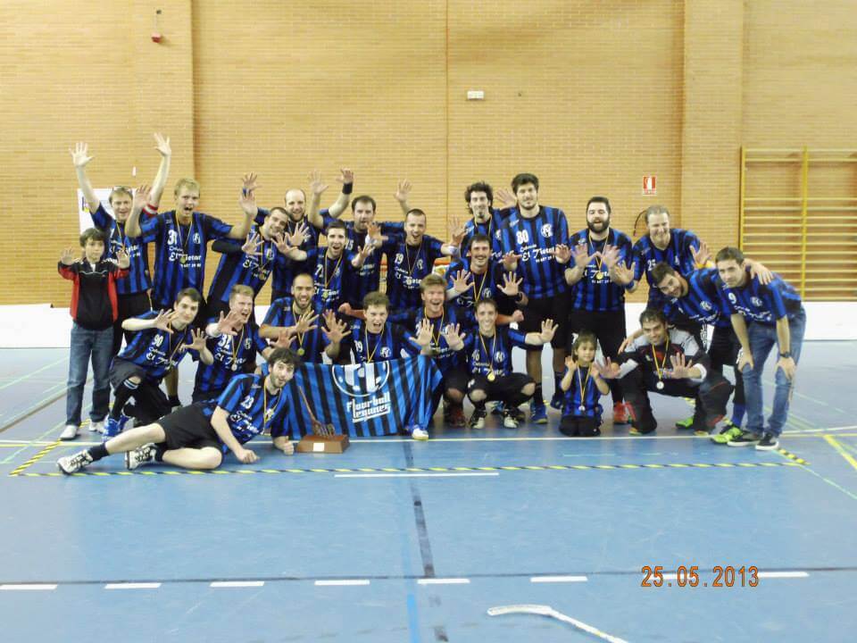 Plantilla de Floorball Leganés celebrando un campeonato