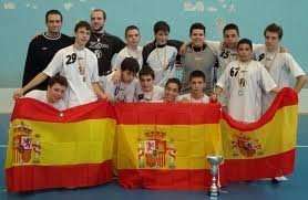 Equipo cadete celebrando el triplete histórico